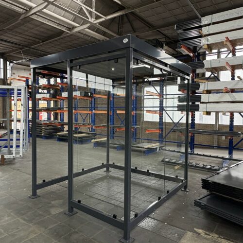 Rookoverkapping Myla Standaard 89 Rookabri - rokersoverkapping Myla 2x2m met voorzijde half gesloten, gereed voor transport (en montage) naar de klant.
